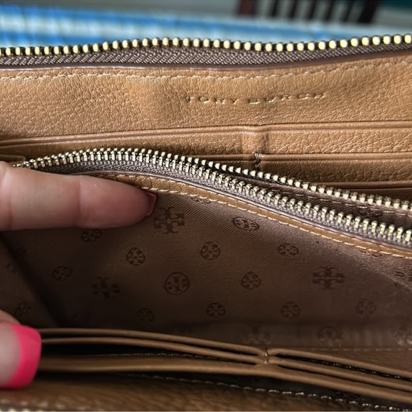 Tory Burch Robinson Wallet - Picture 8 of 8